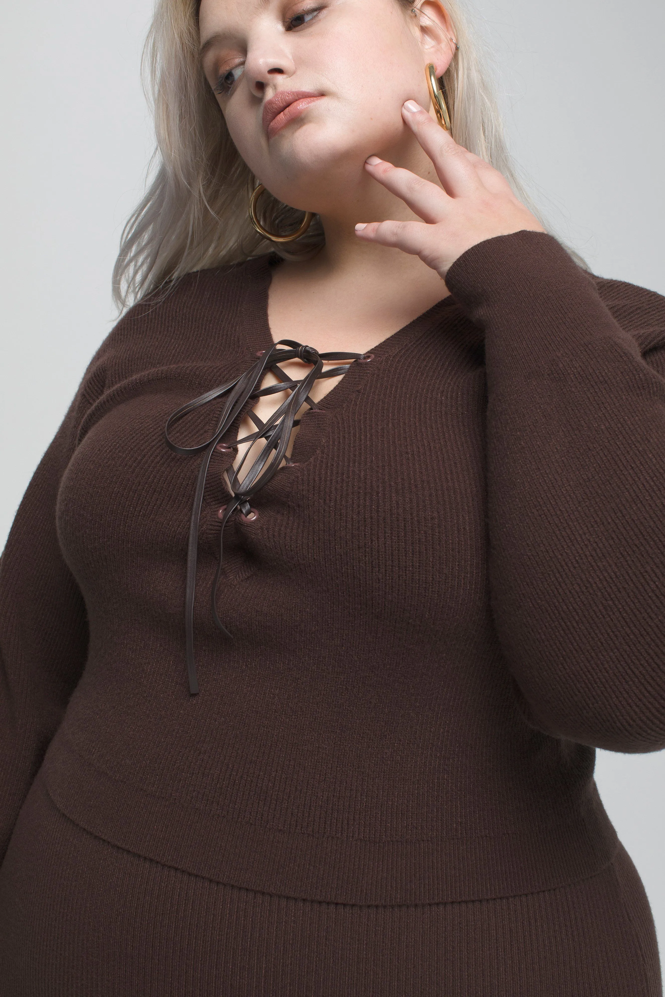 LACE UP SWEATER | CHOCOLATE003